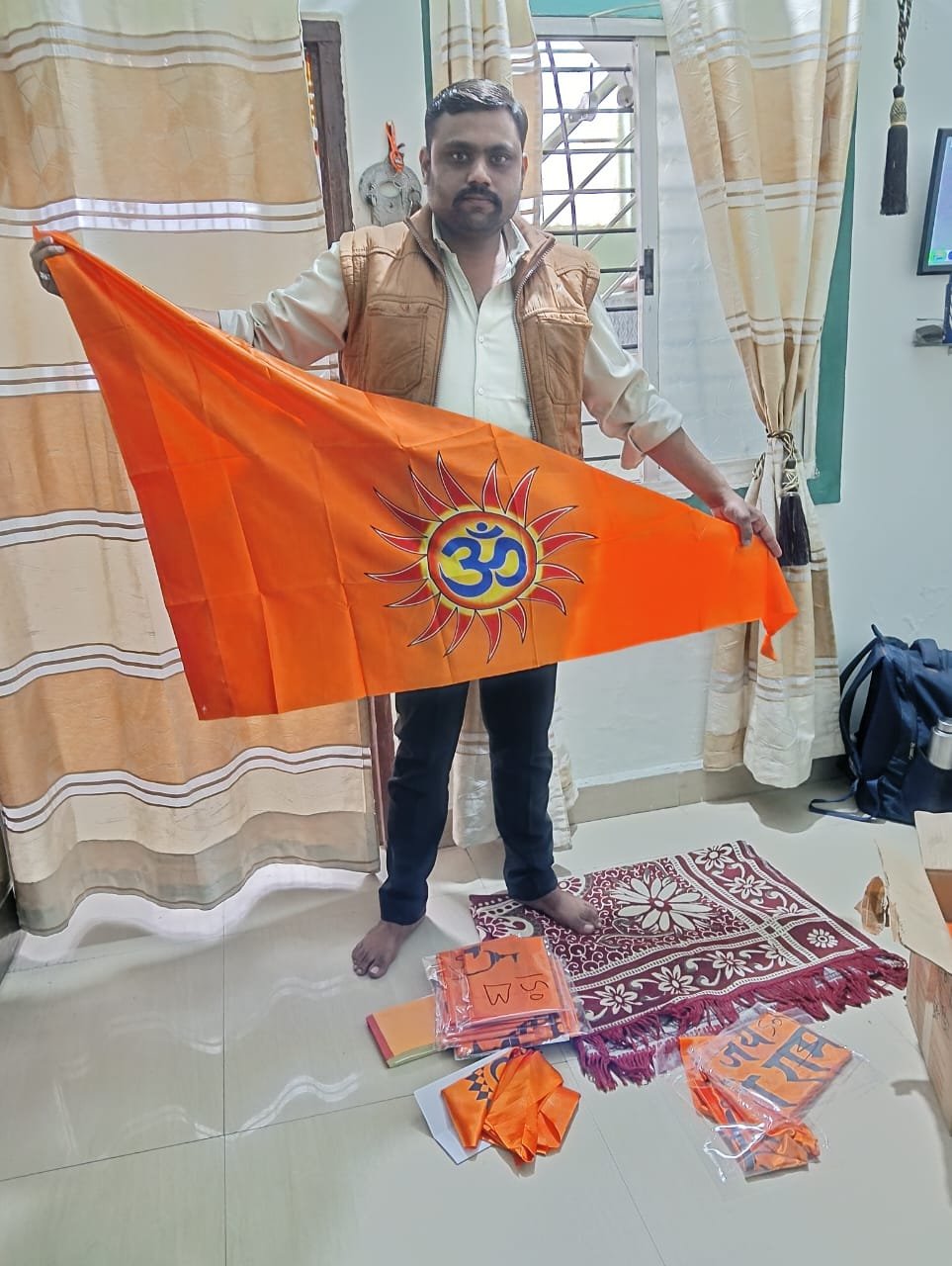 हमारे सम्मानीय भगवा धारी